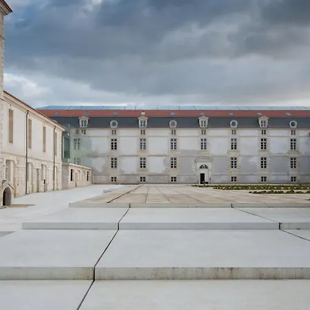 De L'arsenal Royal - Meubles De Tourisme Apartman *