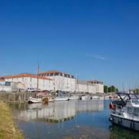 Apartman De L'arsenal Royal - Meubles De Tourisme